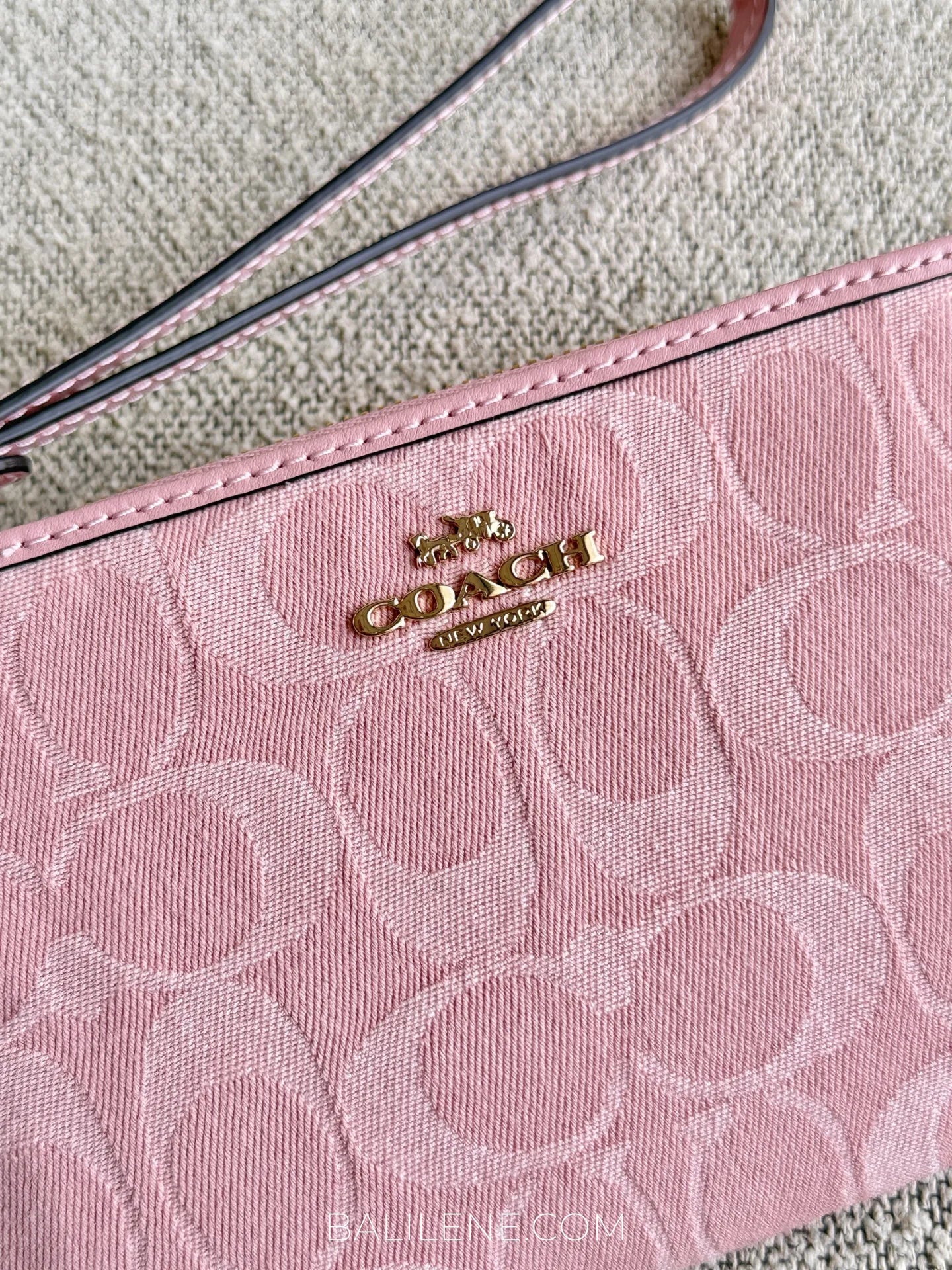 detail-depan-Coach-Corner-Zip-Wristlet-In-Signature-Denim-Light-Pink-balilene