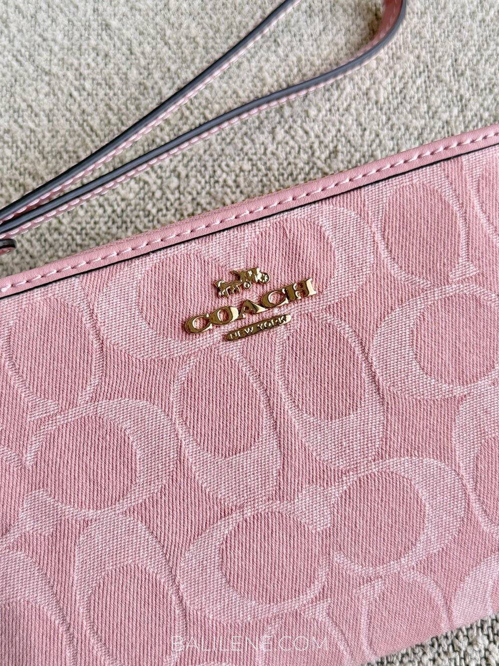 detail-depan-Coach-Corner-Zip-Wristlet-In-Signature-Denim-Light-Pink-balilene