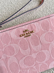 detail-depan-Coach-Corner-Zip-Wristlet-In-Signature-Denim-Light-Pink-balilene