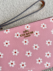 detail-depan-Coach-Corner-Zip-Wristlet-With-Floral-Print-Pink-Multicolor-balilene