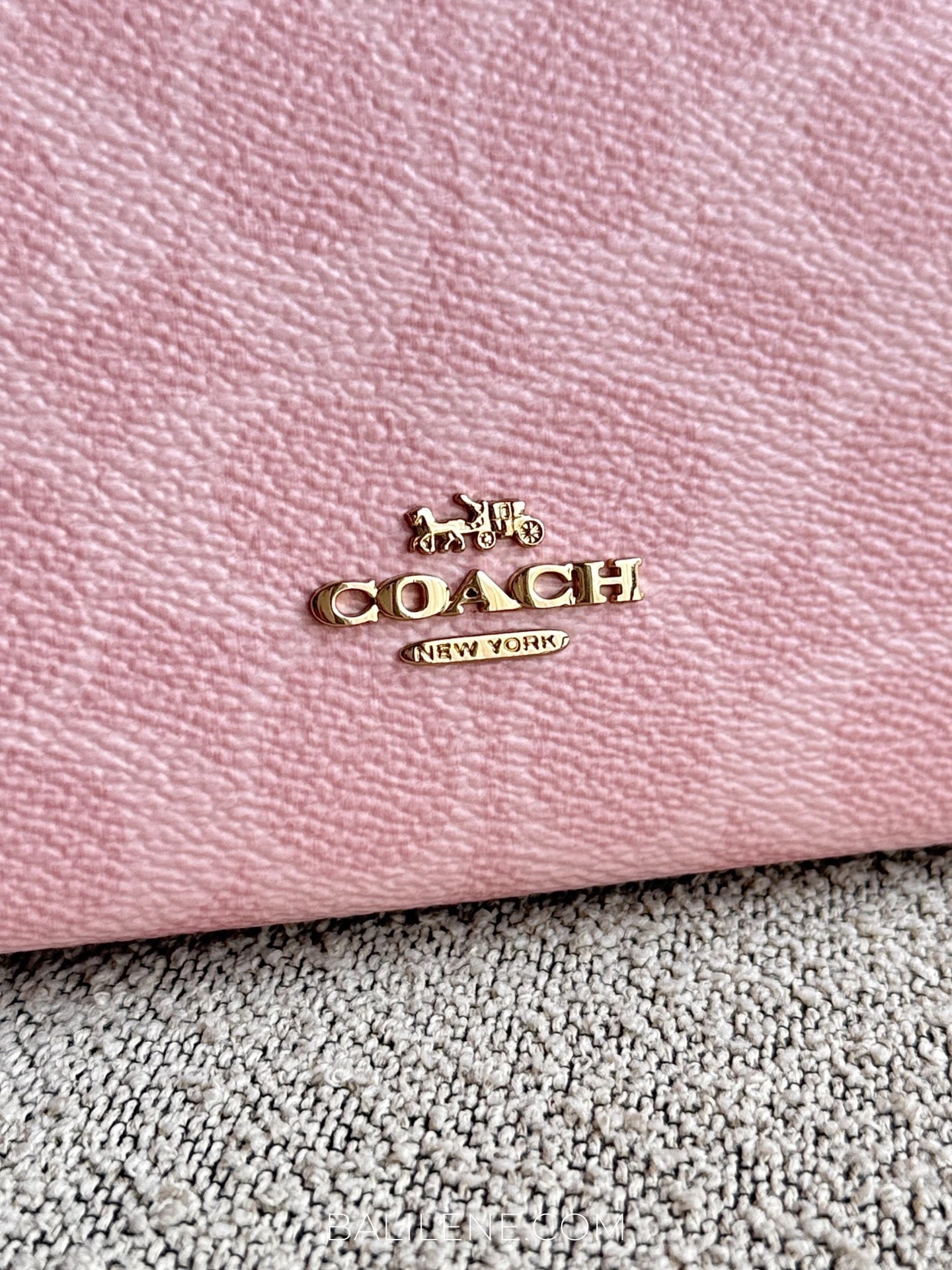 detail-depan-Coach-Double-Zip-Wallet-In-Signature-Canvas-With-Charms-Powder-Pink-balilene