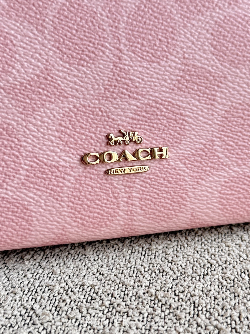 detail-depan-Coach-Double-Zip-Wallet-In-Signature-Canvas-With-Charms-Powder-Pink-balilene
