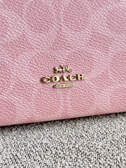 detail-depan-Coach-Double-Zip-Wallet-In-Signature-Canvas-With-Charms-Powder-Pink-balilene