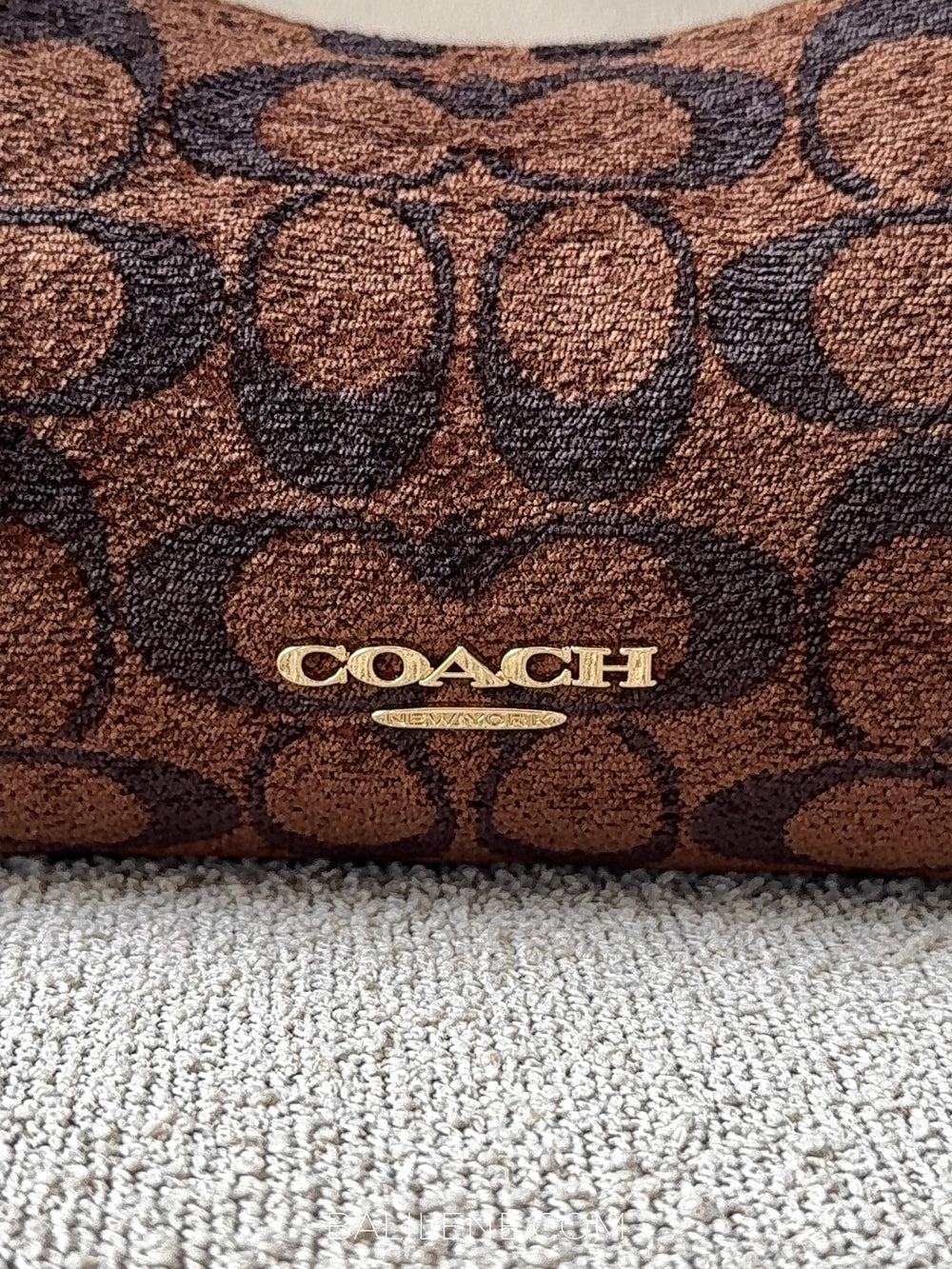 detail-depan-Coach-Emeilia-Shoulder-Bag-In-Signature-Chenille-Truffle-balilene