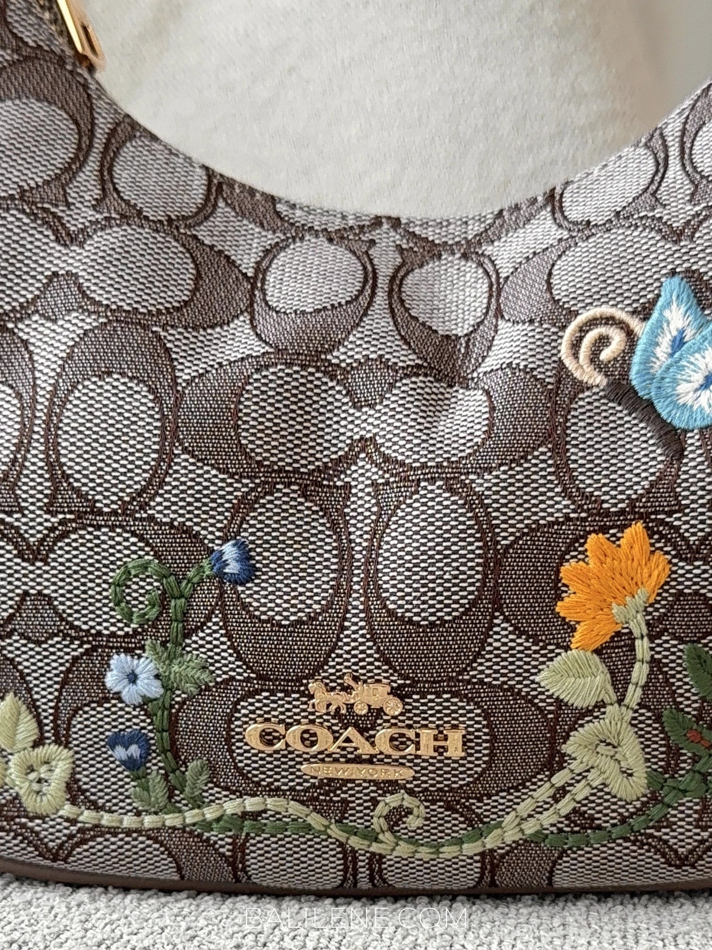 detail-depan-Coach-Emily-Shoulder-Bag-In-Signature-Jacquard-With-Floral-Embroidery-Oak-Multi-balilene