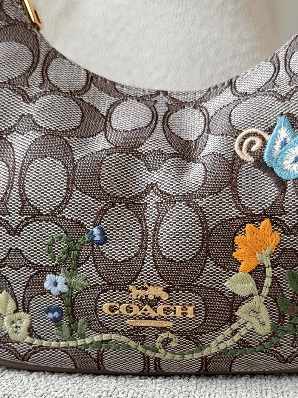 detail-depan-Coach-Emily-Shoulder-Bag-In-Signature-Jacquard-With-Floral-Embroidery-Oak-Multi-balilene
