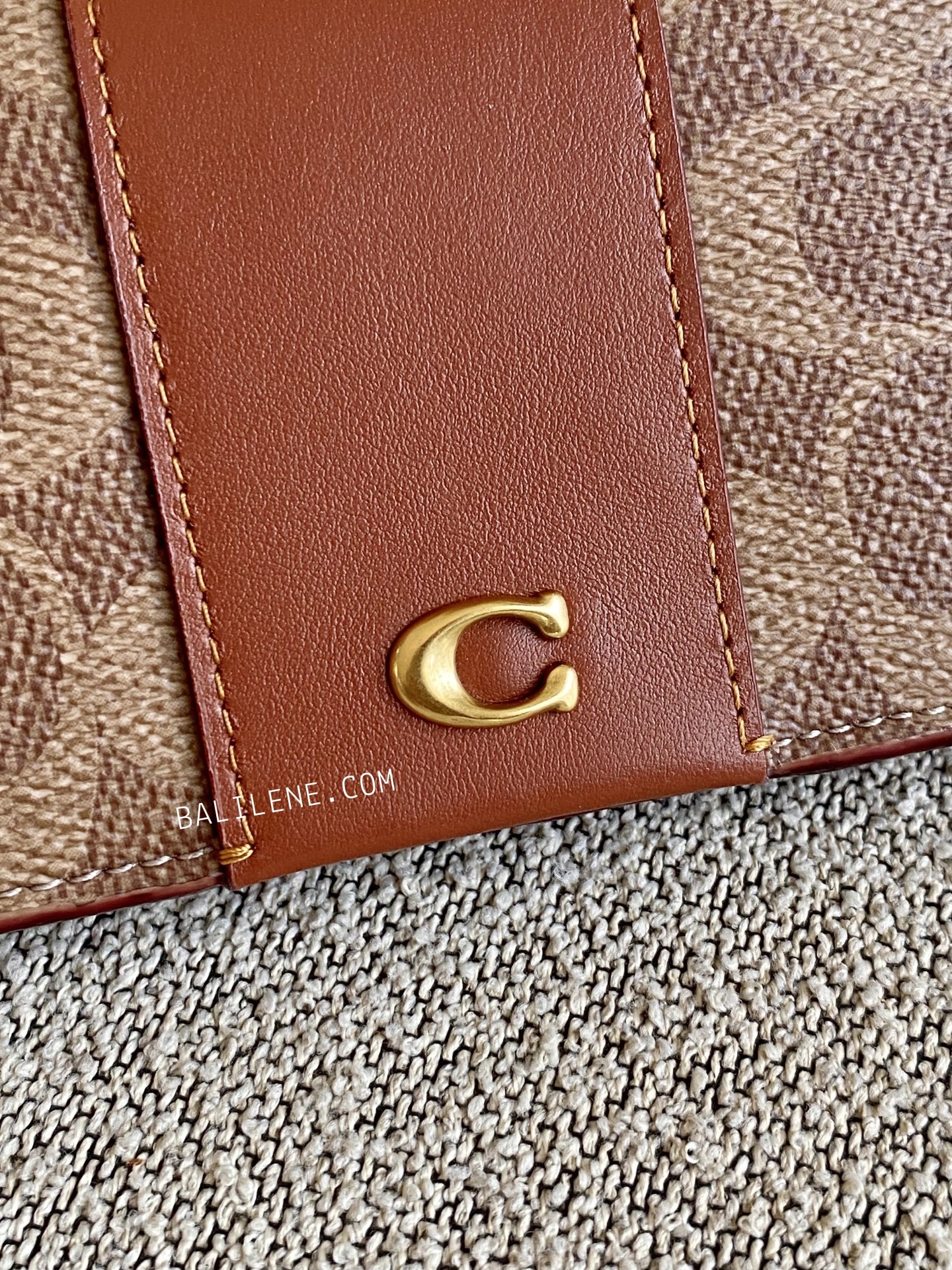 detail-depan-Coach-Essential-Slim-Card-Case-In-Signature-Canvas-Tan-Caramel-balilene
