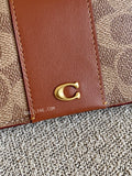 detail-depan-Coach-Essential-Slim-Card-Case-In-Signature-Canvas-Tan-Caramel-balilene