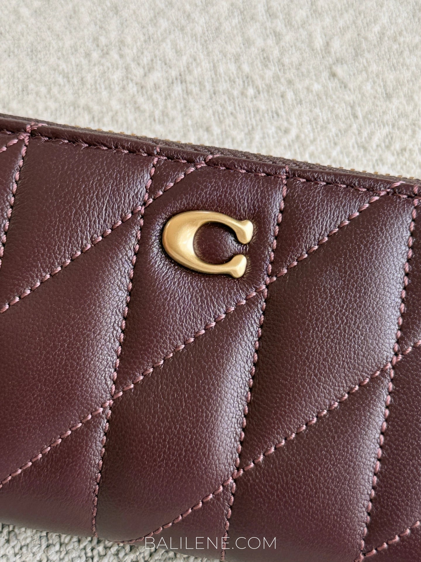 detail-depan-Coach-Essential-Small-Zip-Around-Card-Case-With-Pillow-Quilting-Black-Currant-balilene