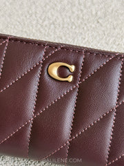 detail-depan-Coach-Essential-Small-Zip-Around-Card-Case-With-Pillow-Quilting-Black-Currant-balilene