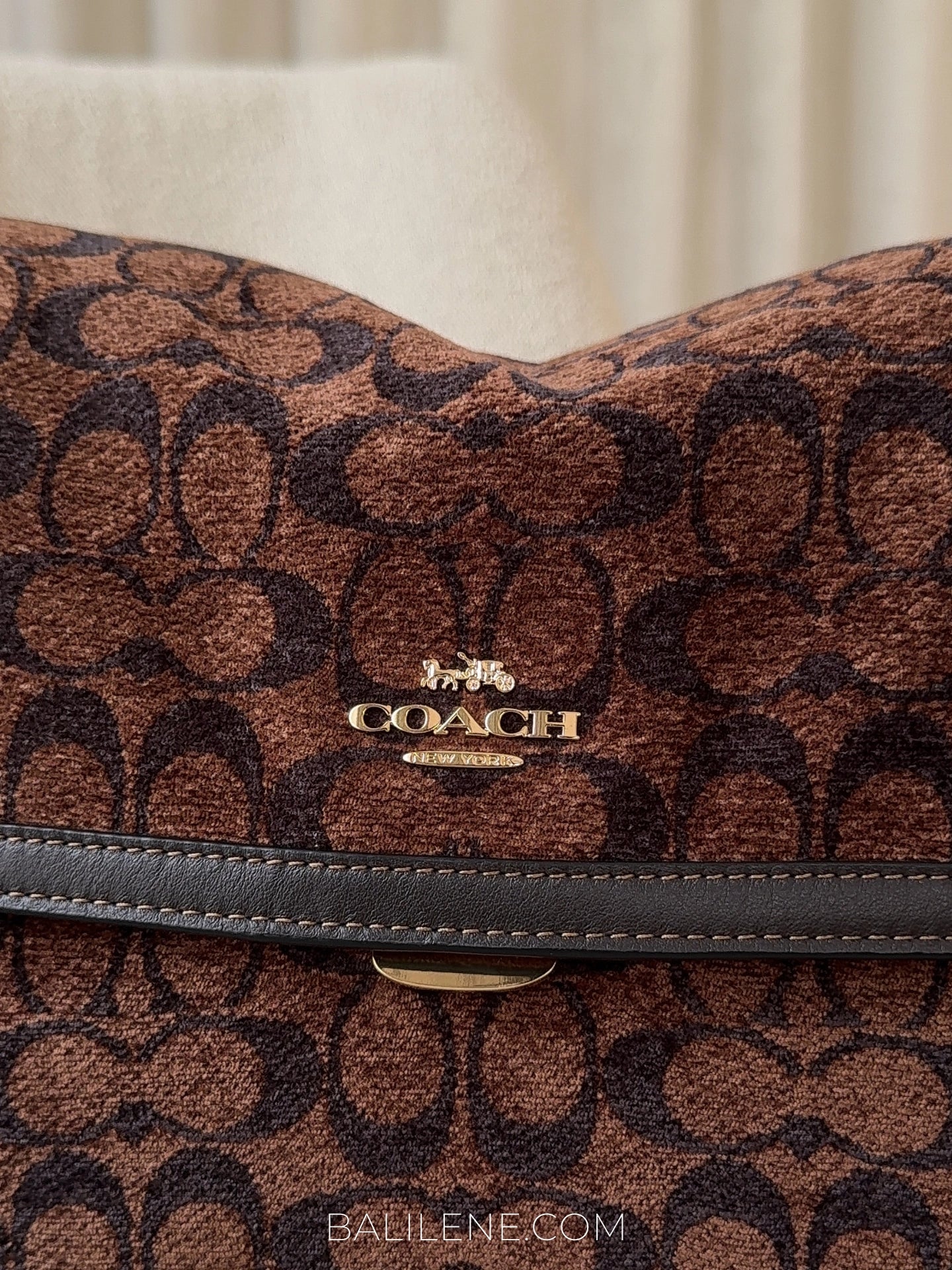 detail-depan-Coach-Etta-Flap-Bag-In-Signature-Chenille-Truffle-balilene