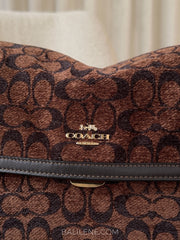 detail-depan-Coach-Etta-Flap-Bag-In-Signature-Chenille-Truffle-balilene