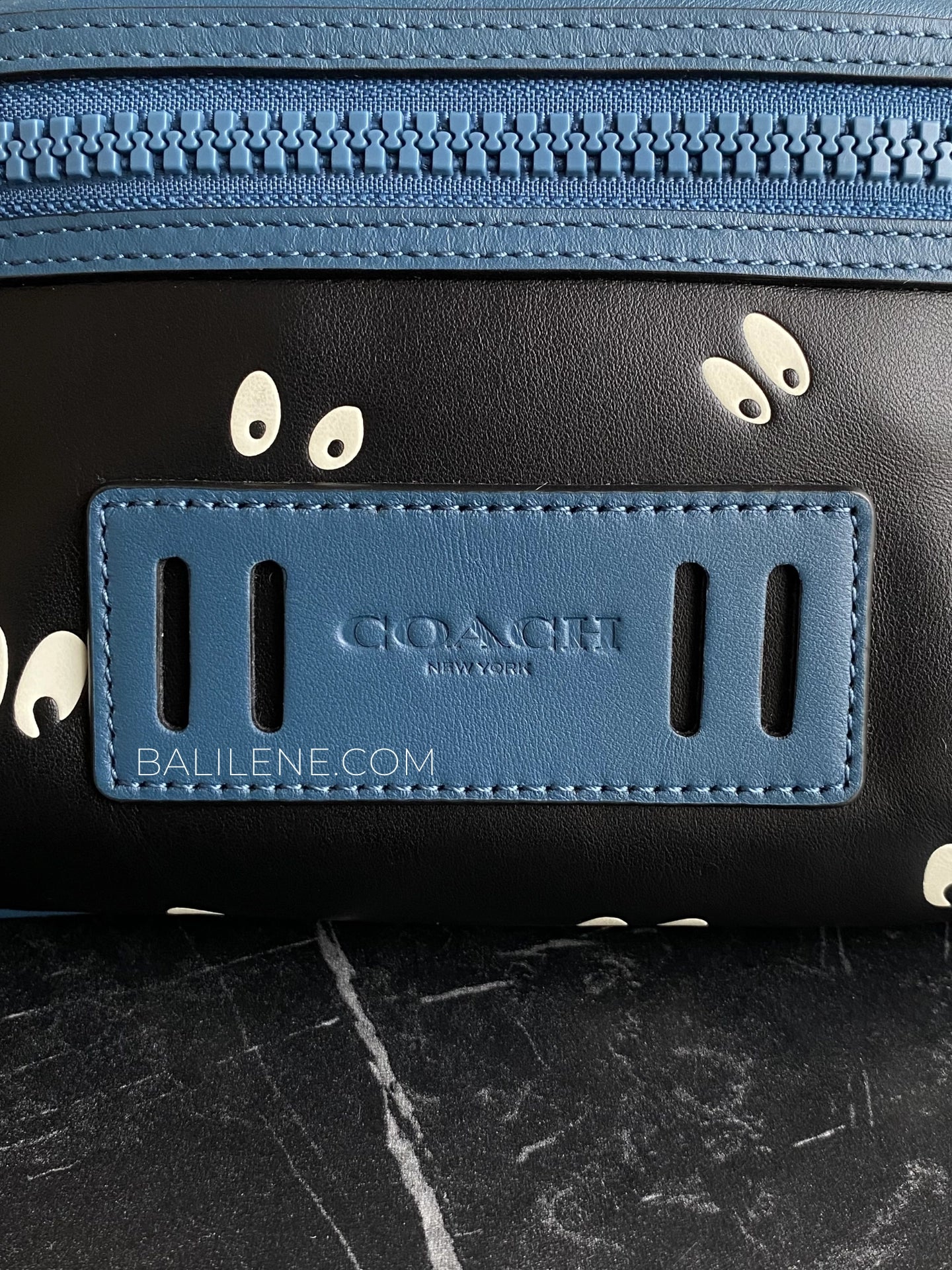 detail-depan-Coach-F72956-Disney-X-Terrain-Belt-Bag-With-Snow-White-And-The-Seven-Dwarfs-Eyes-Print-Black-Multi-balilene