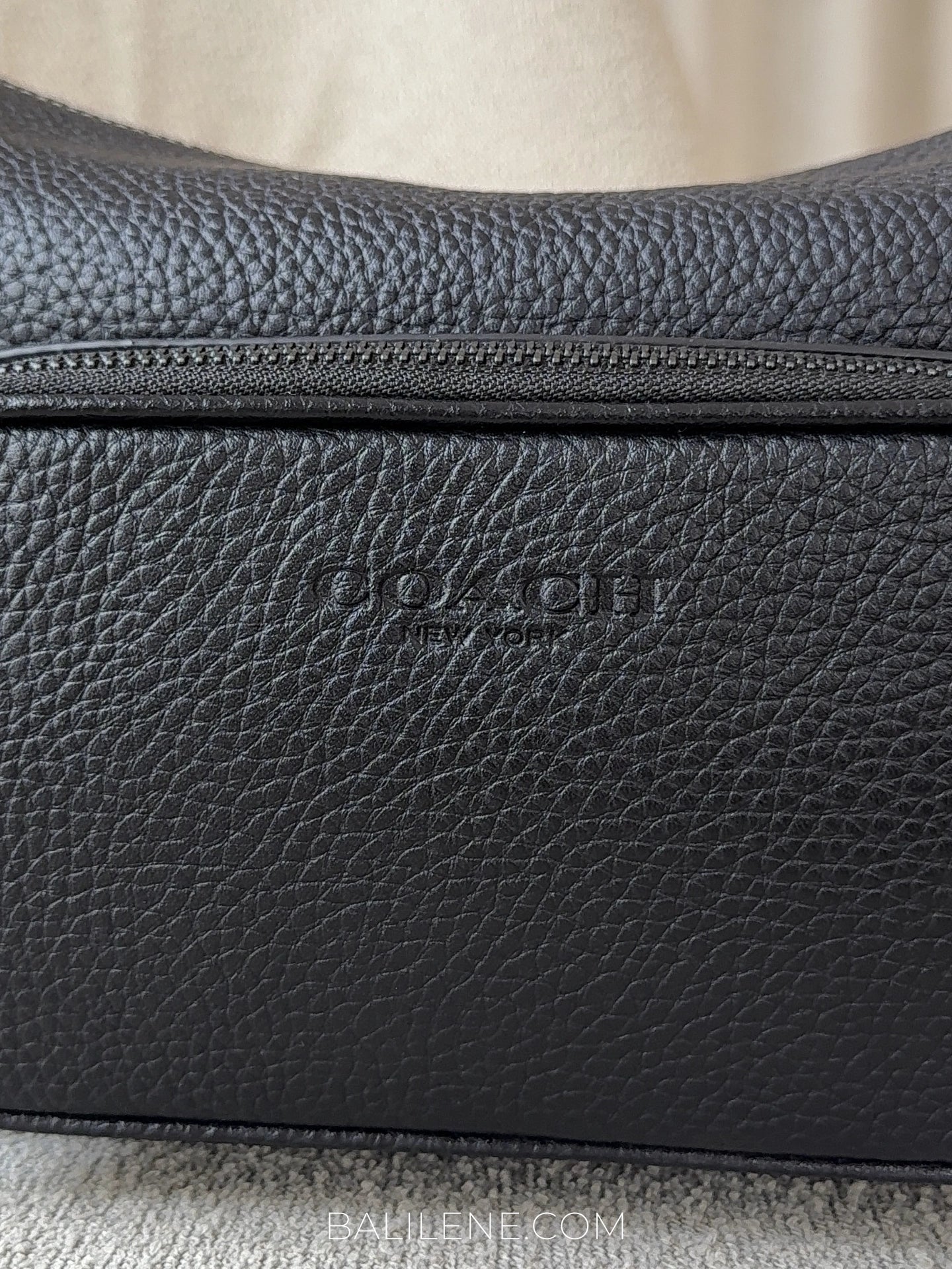 detail-depan-Coach-Finn-Crossbody-Bag-With-Pockets-Black-balilene