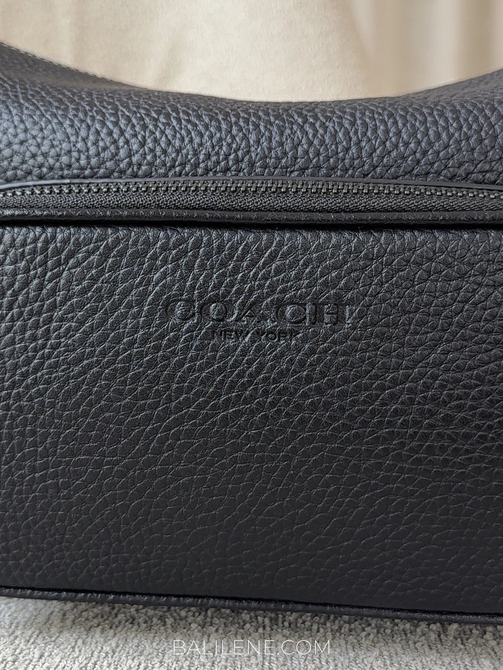 detail-depan-Coach-Finn-Crossbody-Bag-With-Pockets-Black-balilene