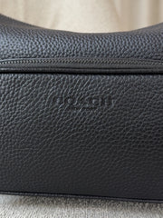 detail-depan-Coach-Finn-Crossbody-Bag-With-Pockets-Black-balilene