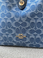 detail-depan-Coach-Hadley-Convertible-Crossbody-Bag-In-Signature-Denim-Indigo-balilene