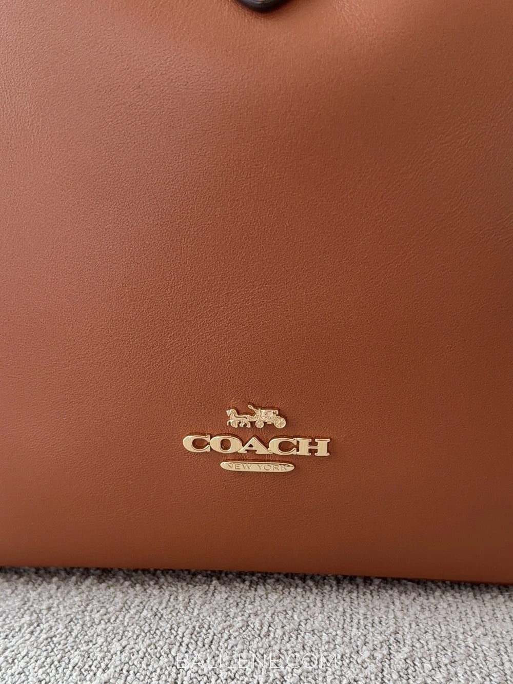 detail-depan-Coach-Hadley-Convertible-Crossbody-Bag-Tan-balilene