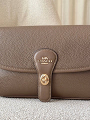 detail-depan-Coach-Hadley-Shoulder-Bag-Dark-Stone-balilene
