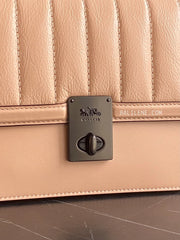 detail-depan-Coach-Hutton-Shoulder-Bag-In-Souffle-Quilted-Leather-Faded-Blush-balilene