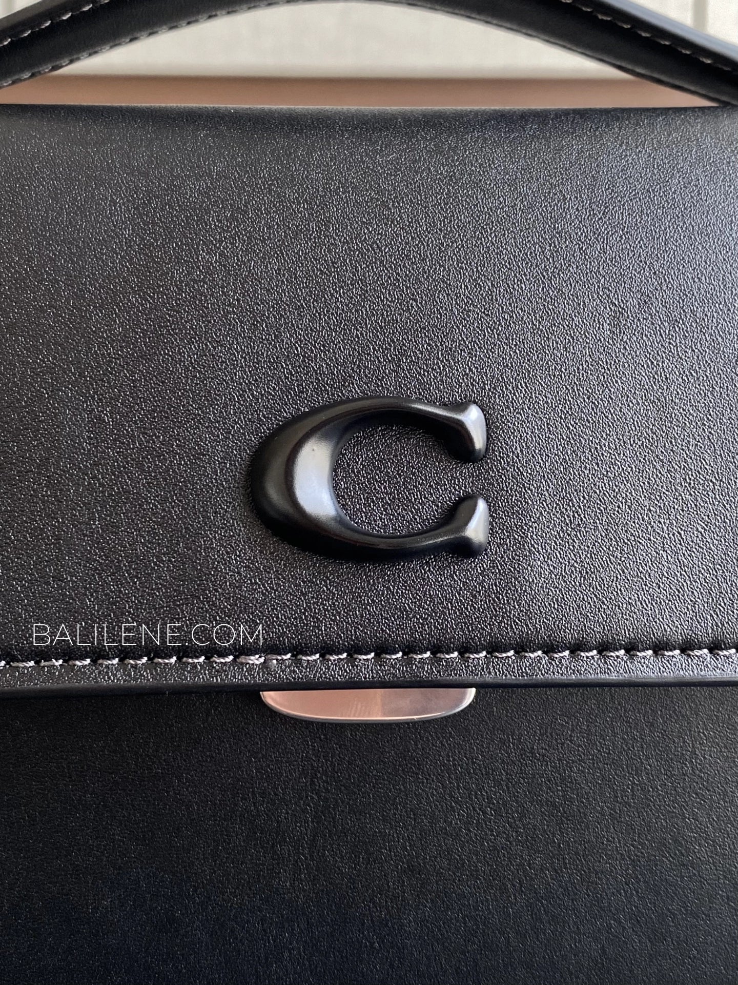 detail-depan-Coach-Juno-Bag-In-Glovetanned-Leather-Black-balilene