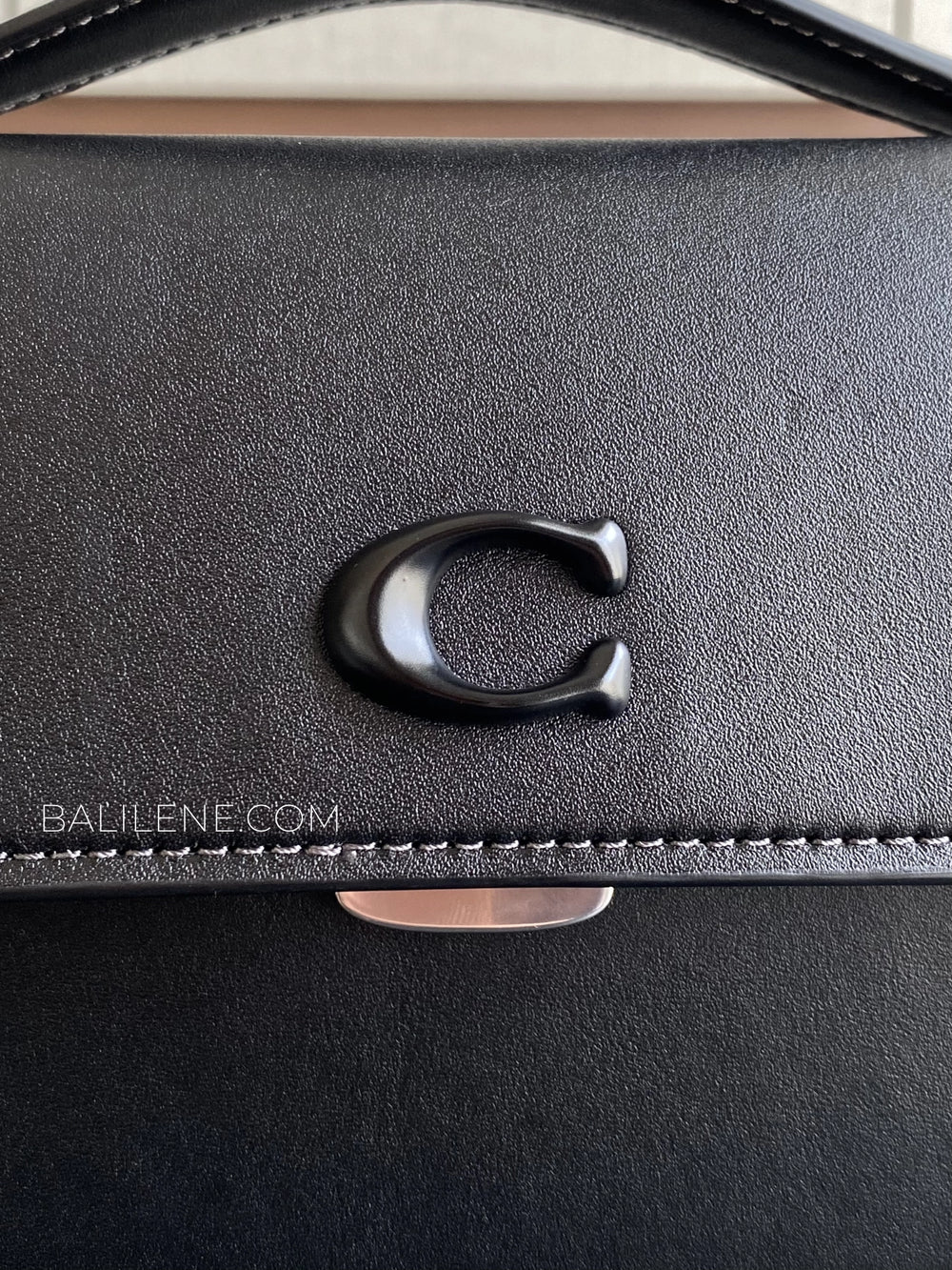 detail-depan-Coach-Juno-Bag-In-Glovetanned-Leather-Black-balilene