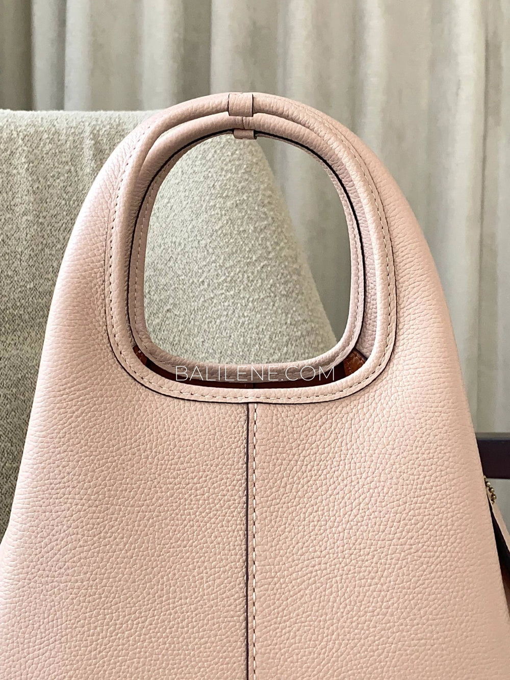 detail-depan-Coach-Lana-Shoulder-Bag-23-Cream