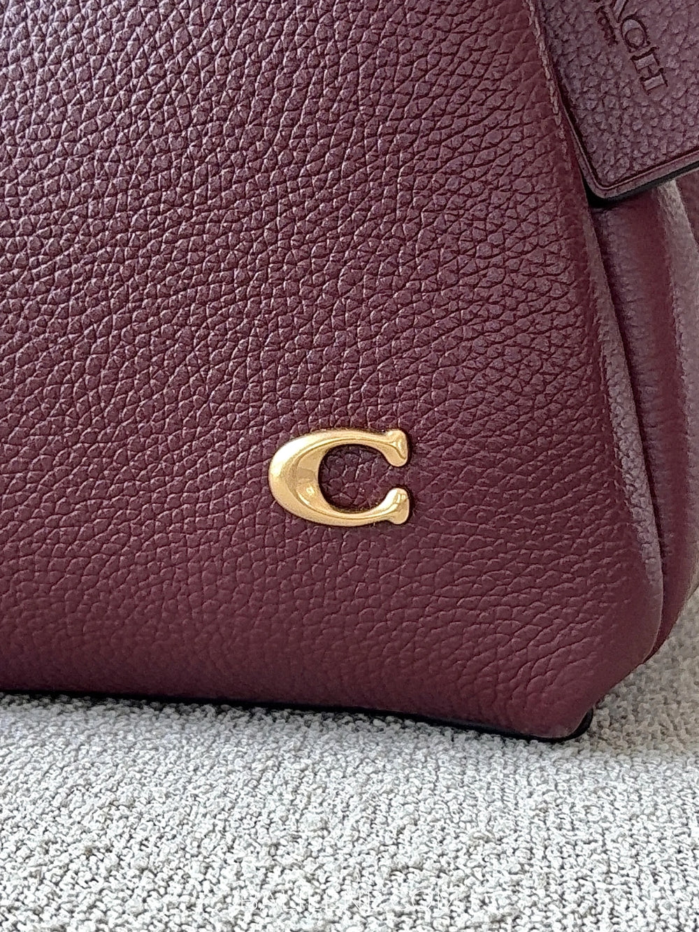 detail-depan-Coach-Lana-Shoulder-Bag-23-Merlot-balilene