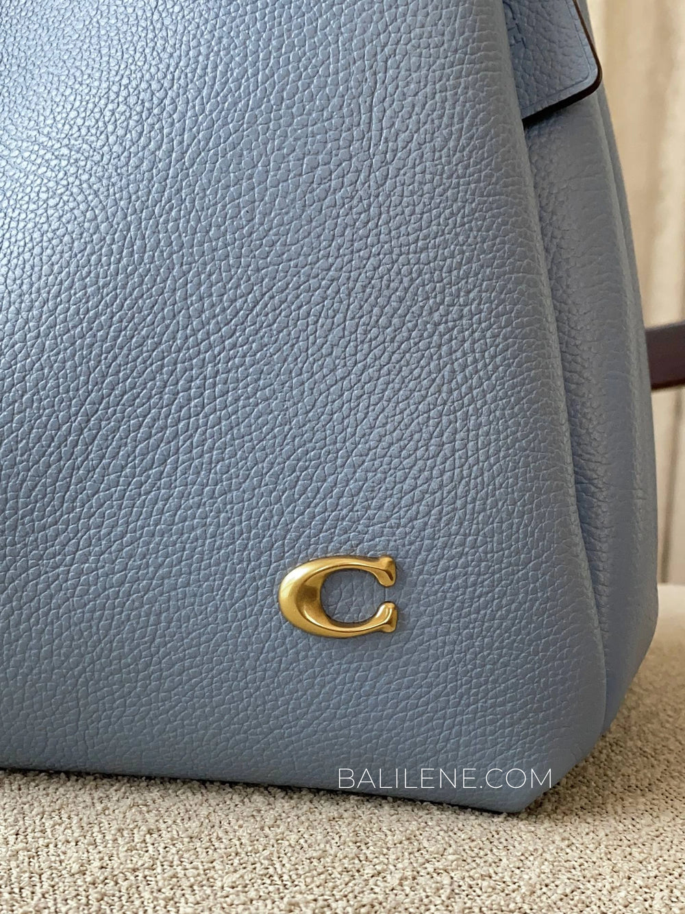 detail-depan-Coach-Lana-Shoulder-Bag-Pebble-Leather-Bluebell-balilene
