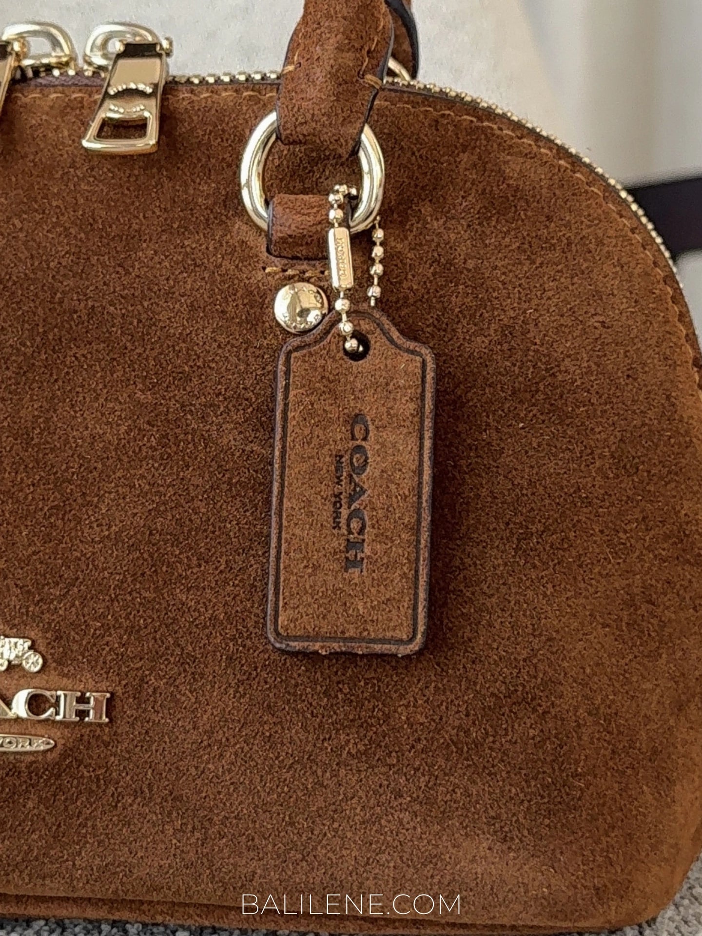 detail-depan-Coach-Lara-Suede-Mini-Satchel-Bag-Warm-Brown-balilene
