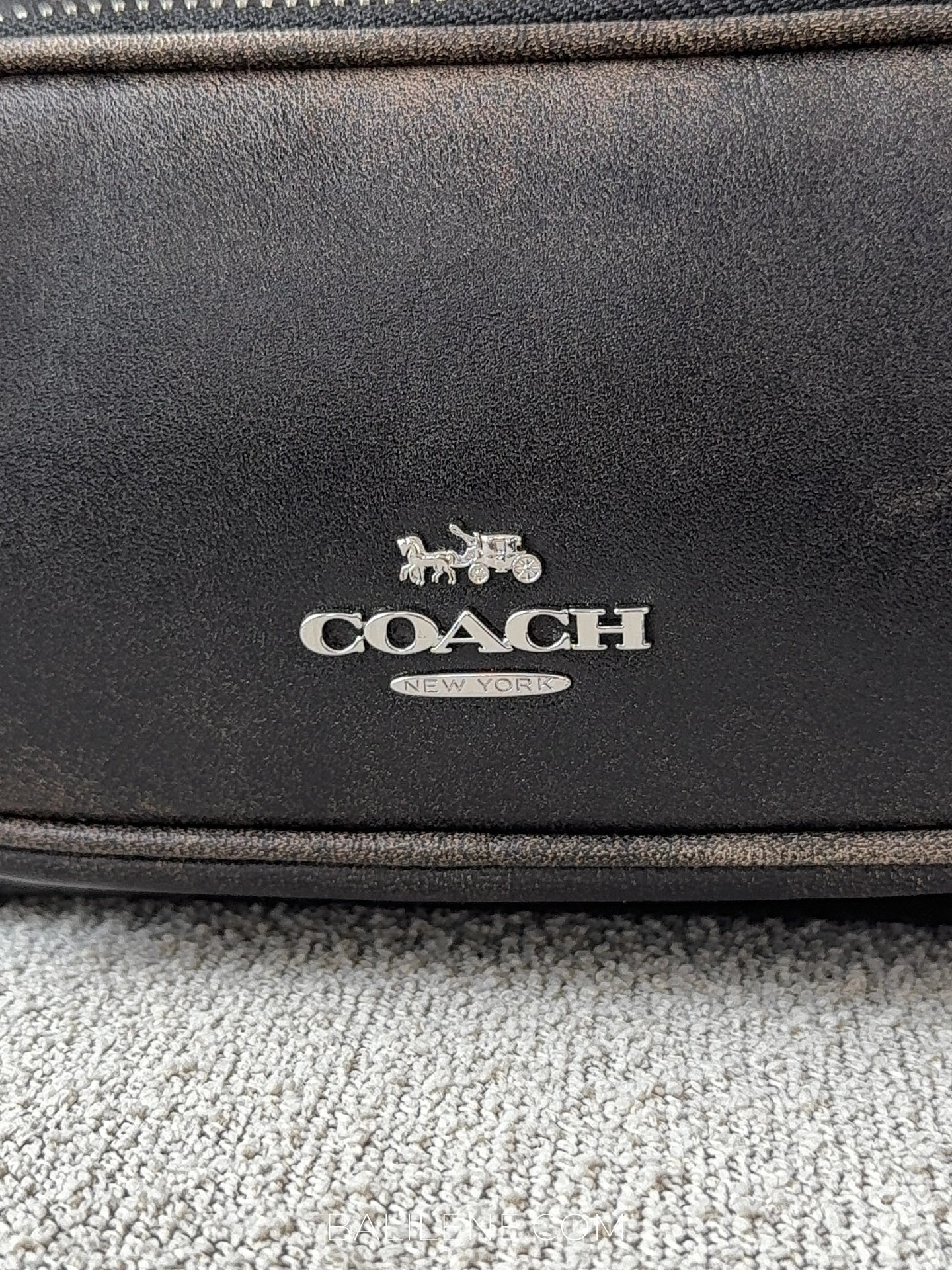 detail-depan-Coach-Laurel-Shoulder-Bag-22-With-Pockets-In-Loved-Leather-Black-Brown-balilene