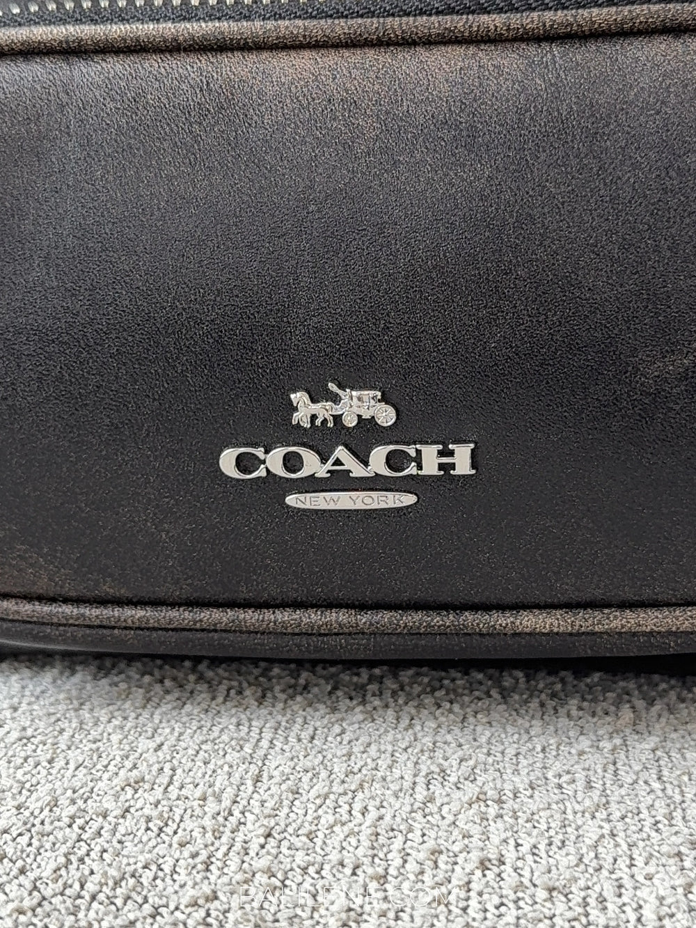 detail-depan-Coach-Laurel-Shoulder-Bag-22-With-Pockets-In-Loved-Leather-Black-Brown-balilene