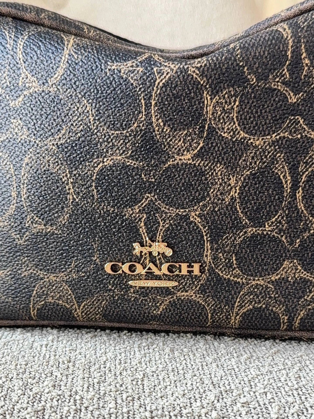 detail-depan-Coach-Mini-Carey-Crossbody-Bag-In-Loved-Signature-Canvas-Brown-balilene
