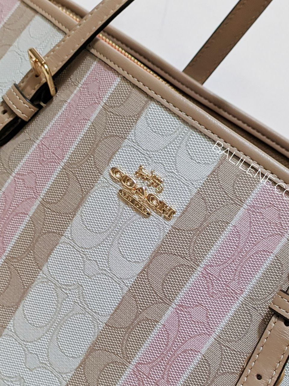 detail-depan-Coach-Mollie-Tote-In-Signature-Jacquard-With-Stripes-Taffy-Multi