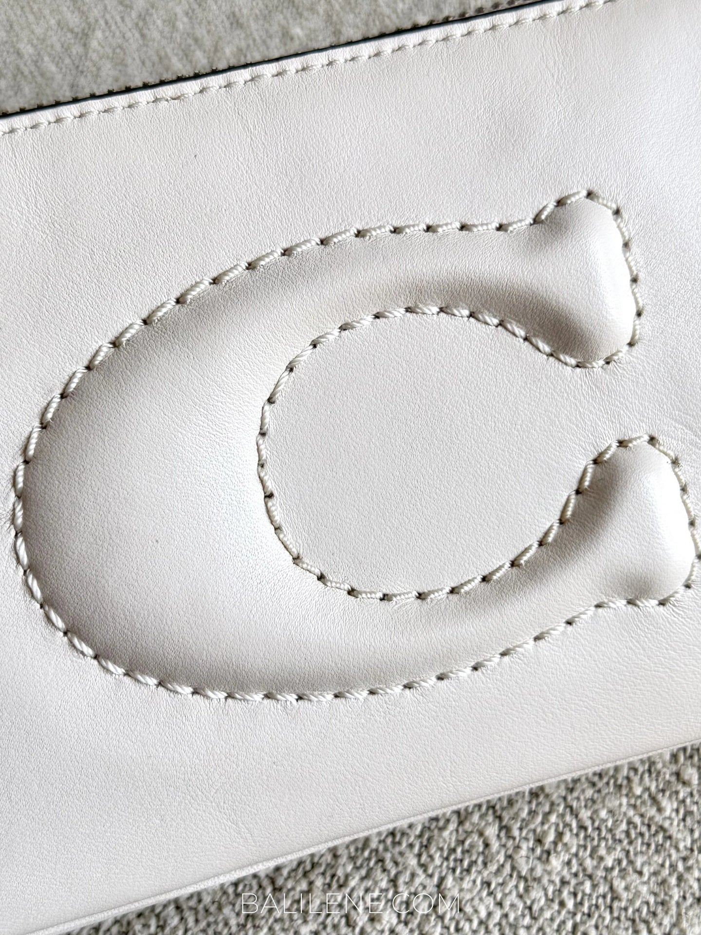 detail-depan-Coach-Nolita-19-Debossed-Chalk-balilene