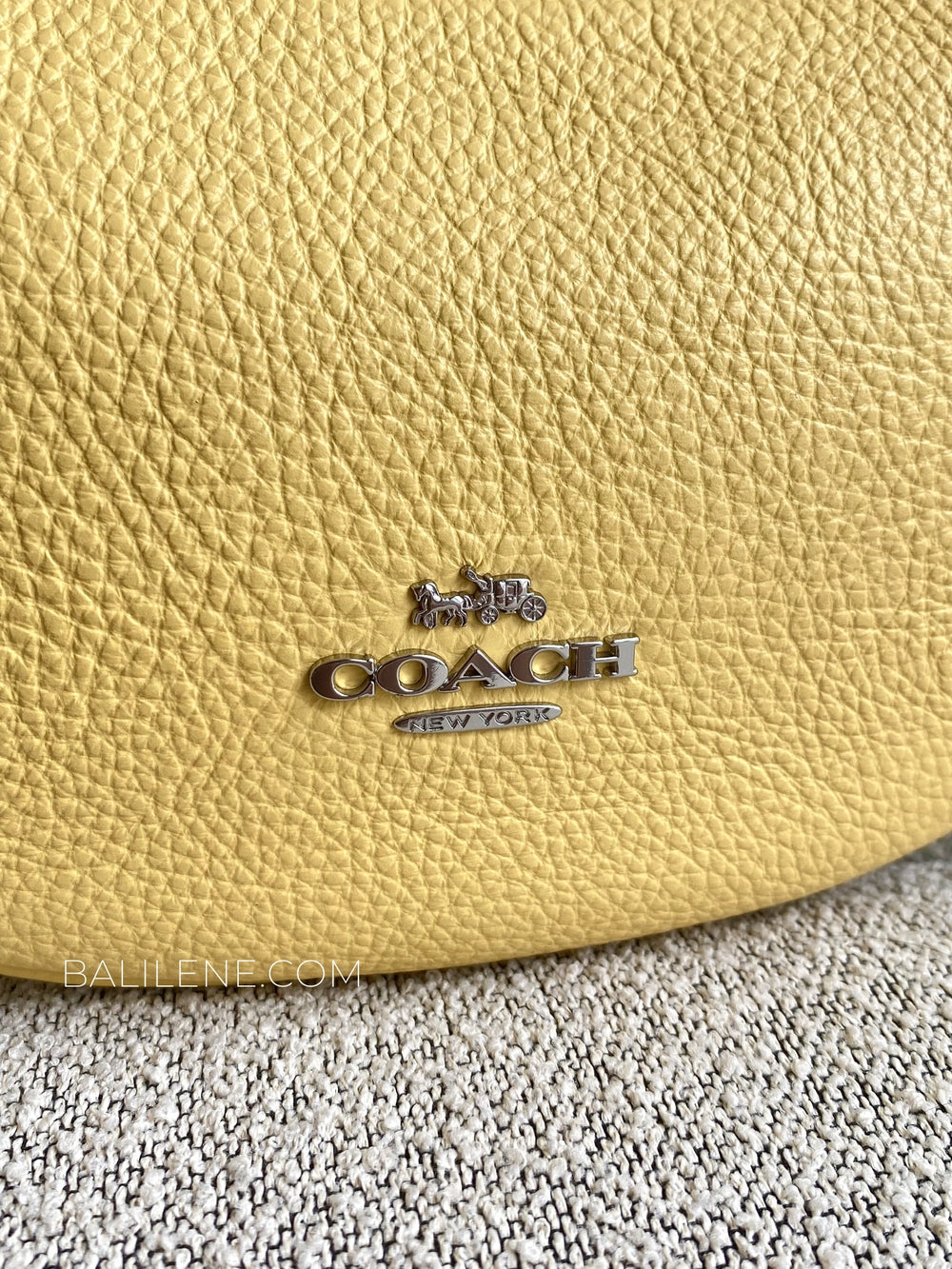 detail-depan-Coach-Payton-Mini-Pebbled-Leather-Daisy-balilene