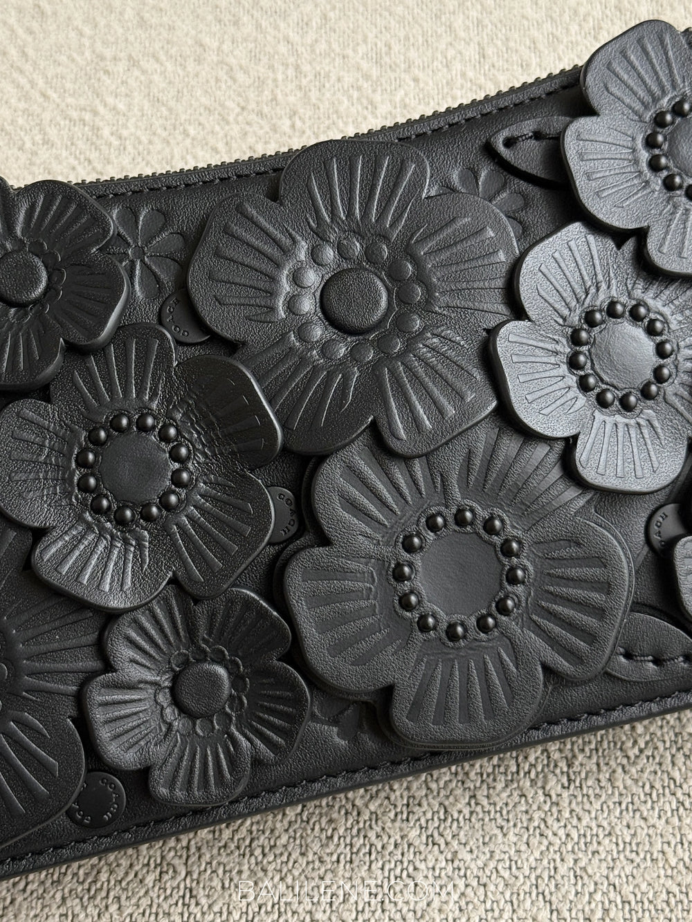 detail-depan-Coach-Penn-Shoulder-Bag-With-Tea-Rose-Black-balilene