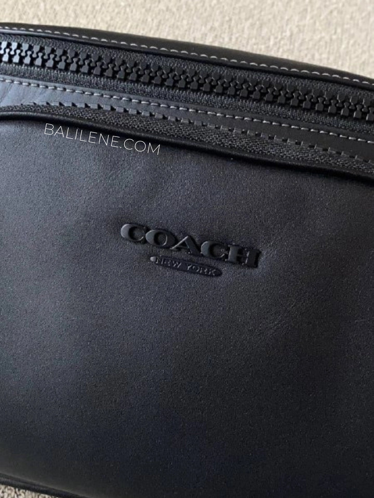 detail-depan-Coach-Racer-Belt-Bag-Black-balilene
