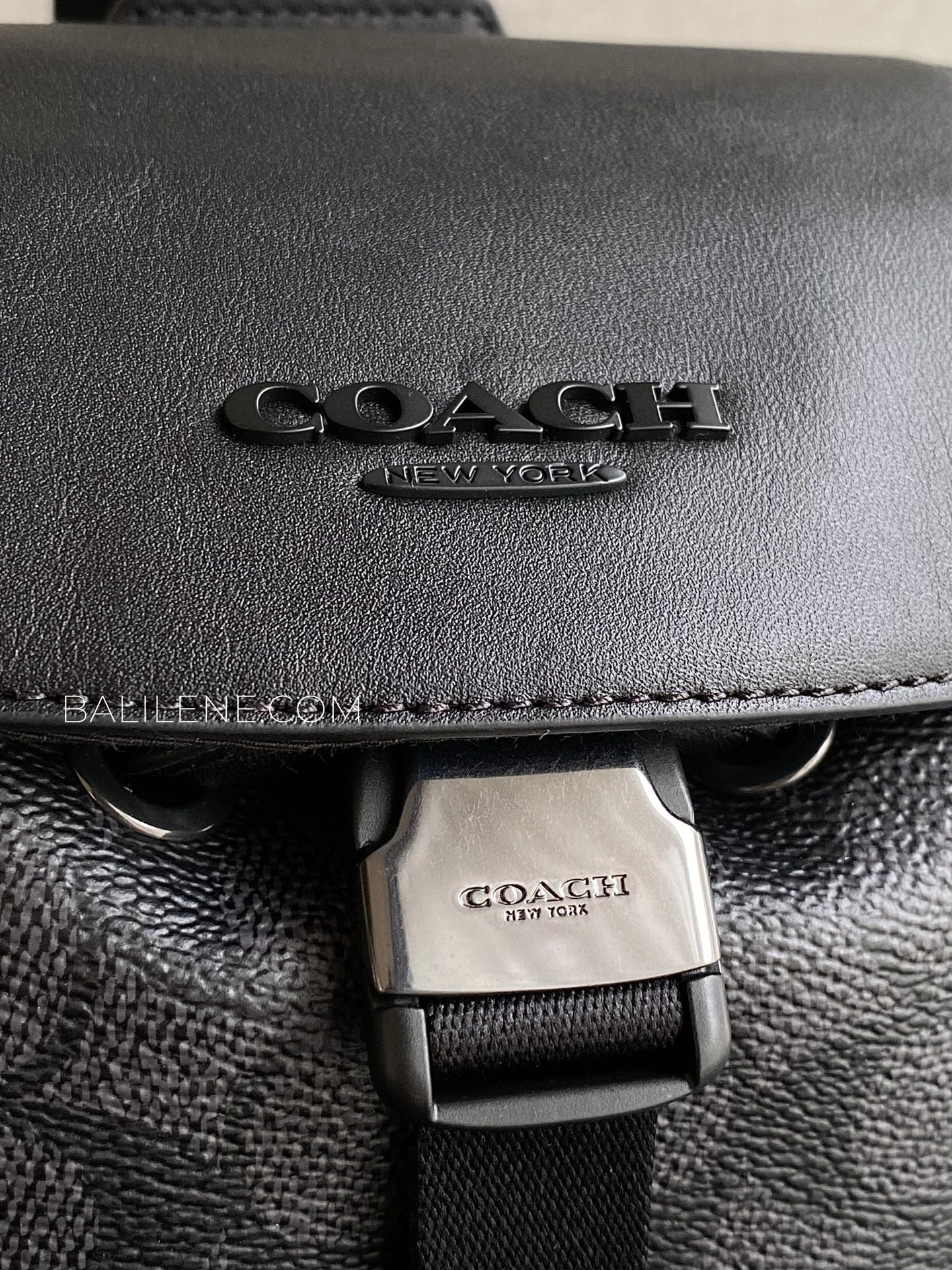 detail-depan-Coach-Racer-Pack-Bag-In-Signature-Charcoal-Black-balilene