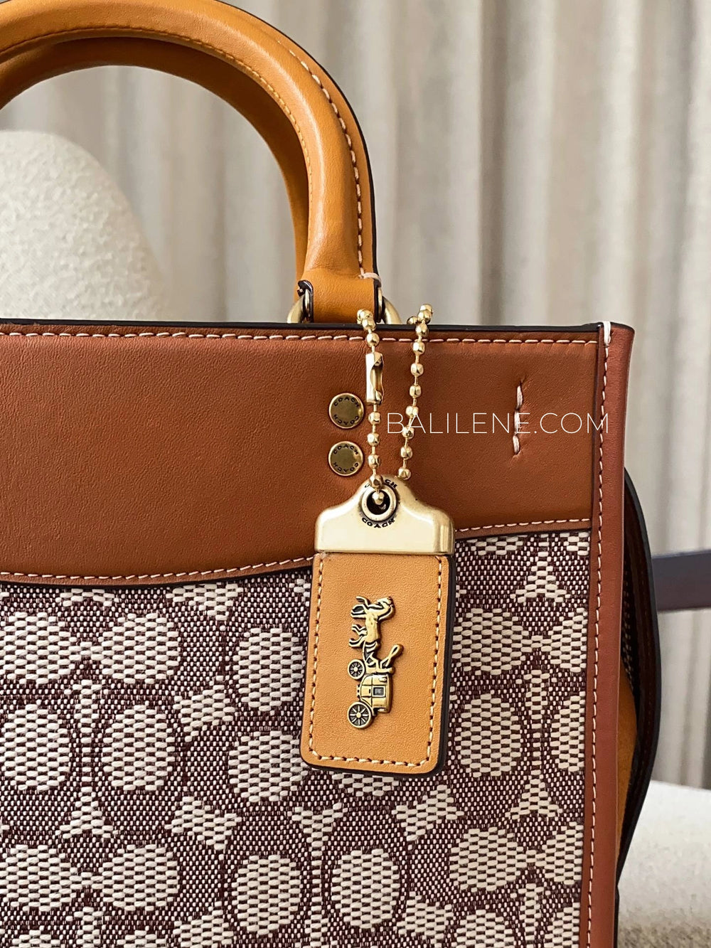 detail-depan-Coach-Rogue-25-In-Signature-Textile-Jacquard-Cocoa-Burnished-Amber-balilene