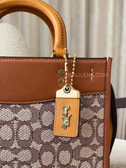 detail-depan-Coach-Rogue-25-In-Signature-Textile-Jacquard-Cocoa-Burnished-Amber-balilene
