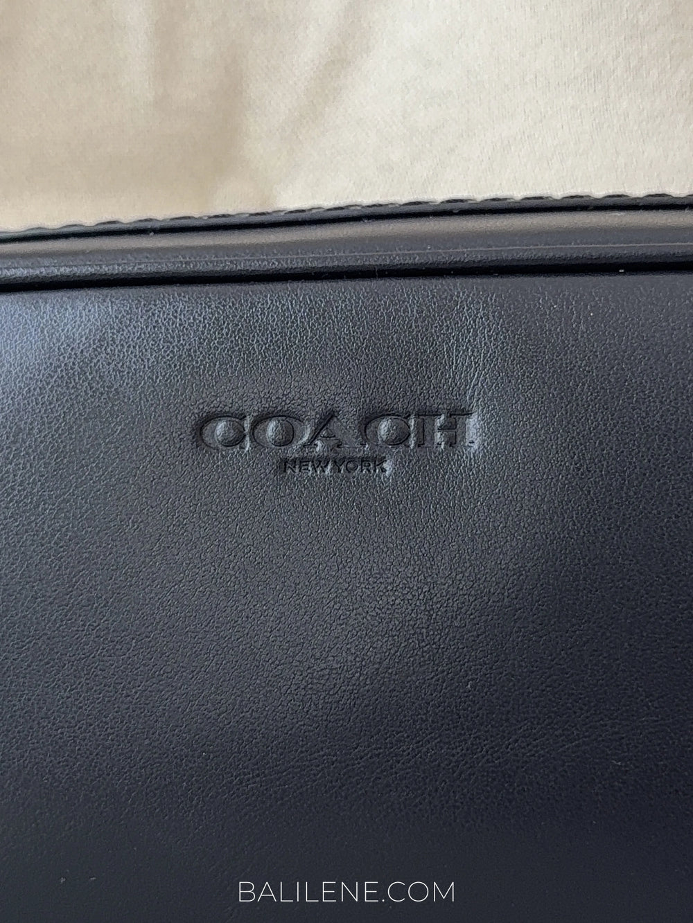 detail-depan-Coach-Small-Leather-Travel-Kit-Pouch-Bag-Black-balilene