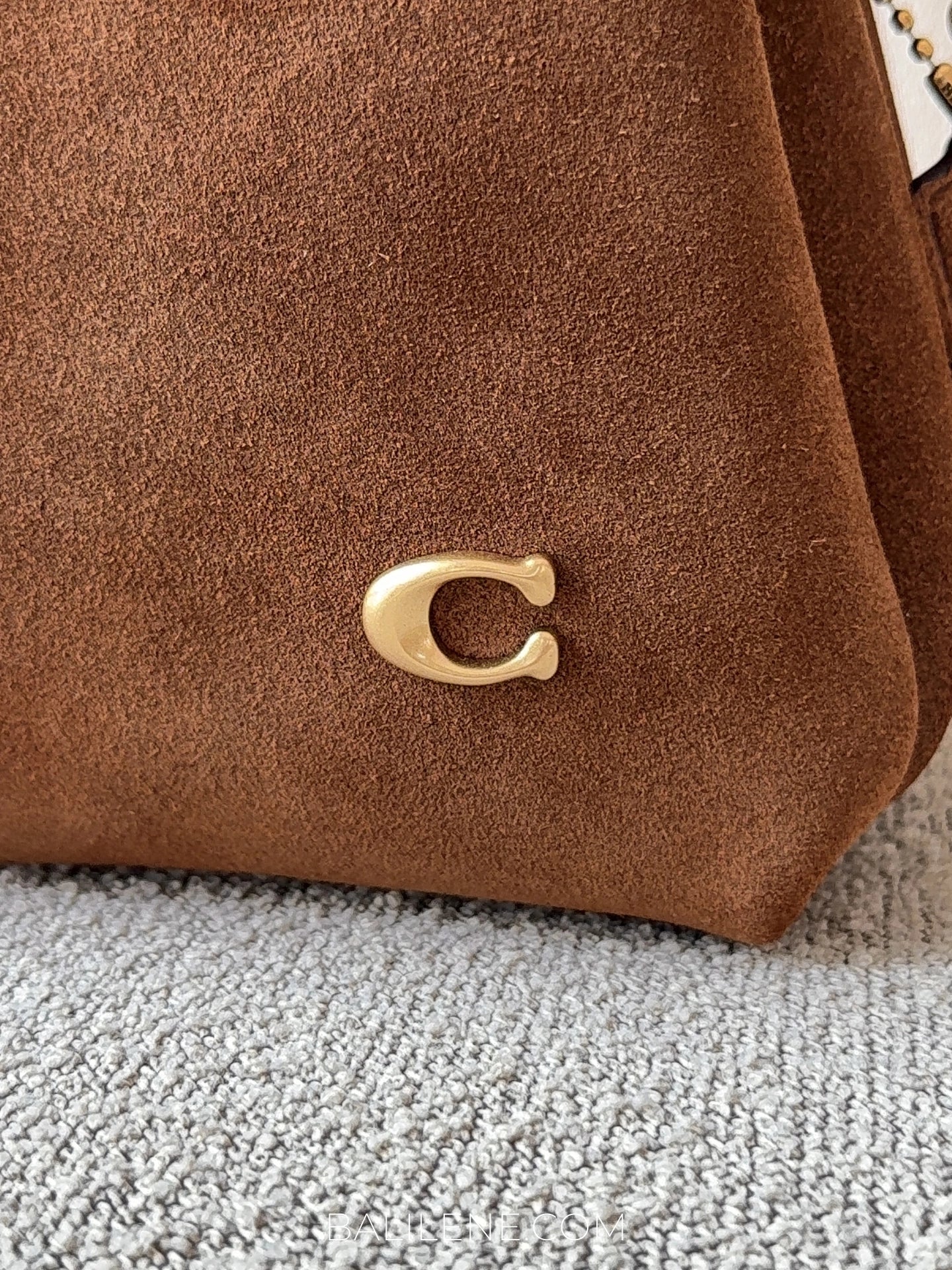 detail-depan-Coach-Suede-Lana-Shoulder-Bag-19-Warm-Brown-balilene