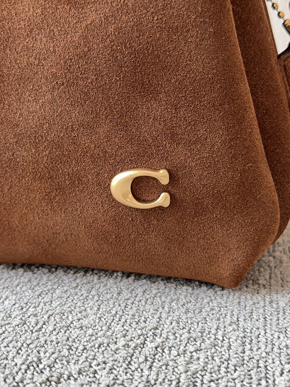 detail-depan-Coach-Suede-Lana-Shoulder-Bag-19-Warm-Brown-balilene