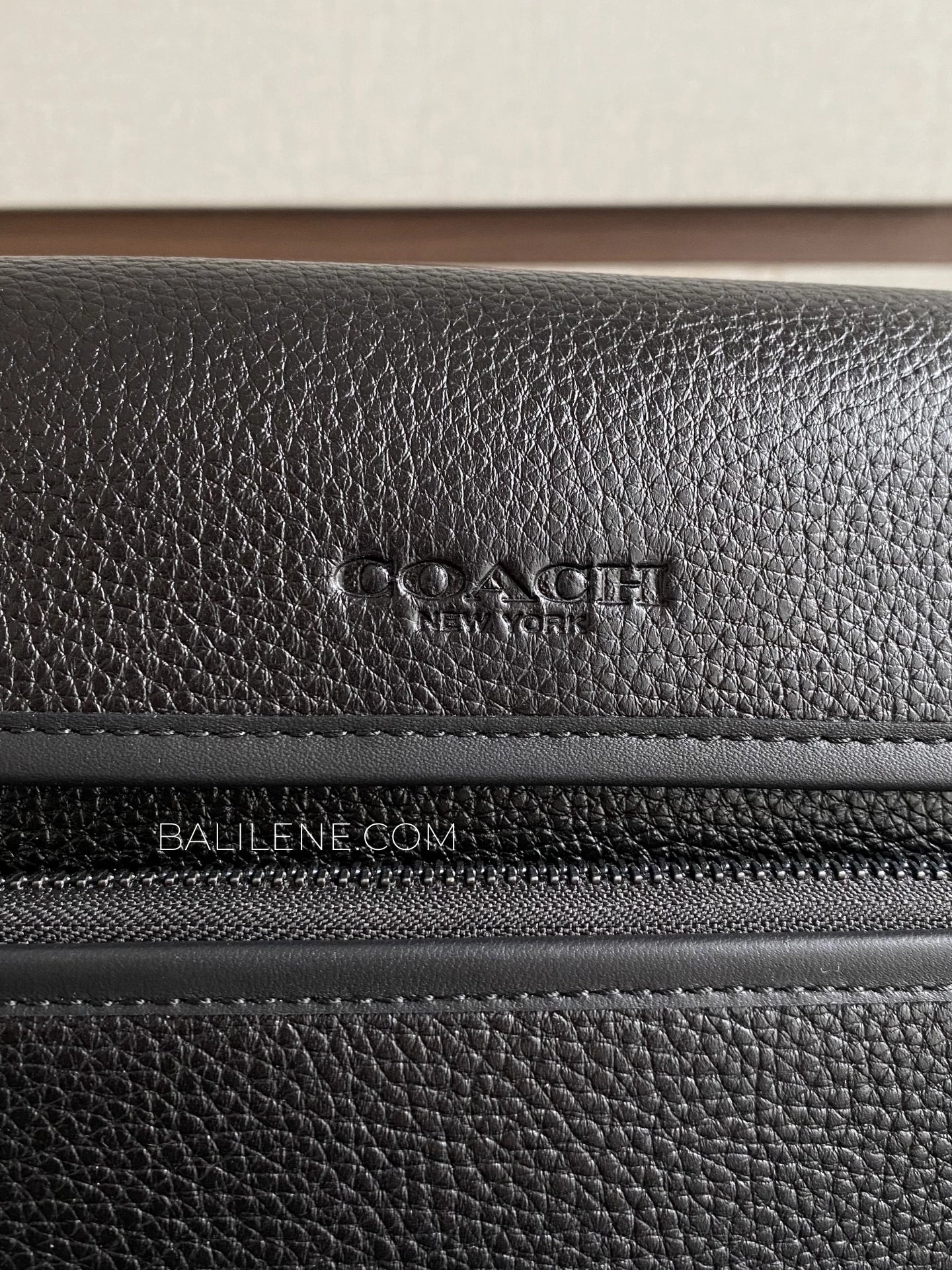 detail-depan-Coach-Sullivan-Flap-Crossbody-Bag-Black-balilene