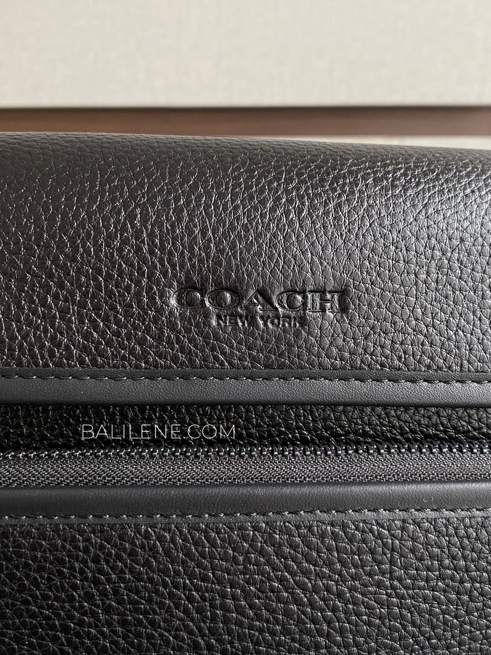 detail-depan-Coach-Sullivan-Flap-Crossbody-Bag-Black-balilene