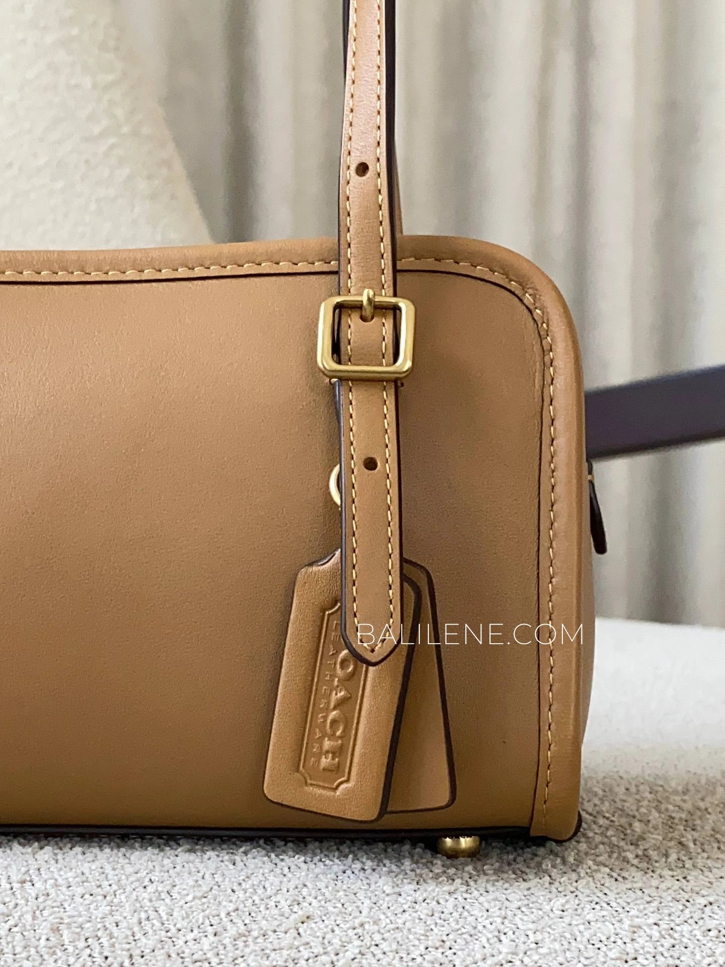 detail-depan-Coach-Swing-Zip-Bag-20-Honey-Brown-balilene