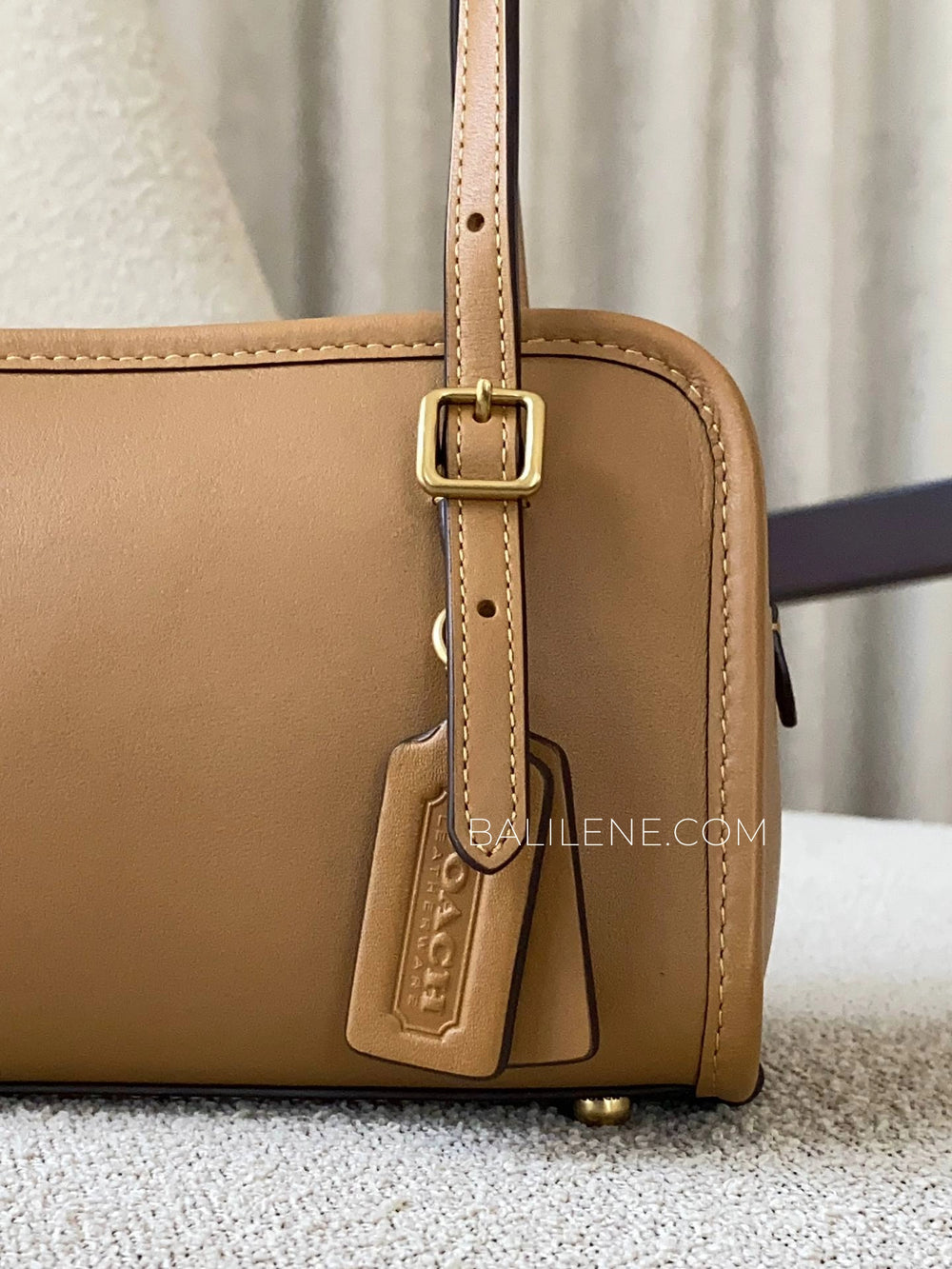 detail-depan-Coach-Swing-Zip-Bag-20-Honey-Brown-balilene