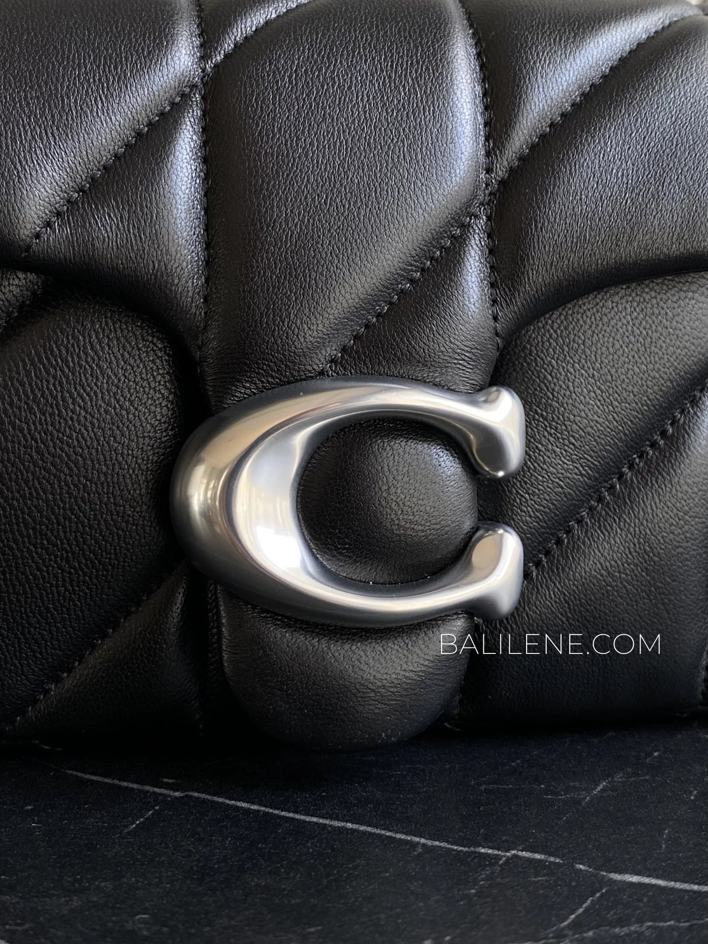 detail-depan-Coach-Tabby-Chain-Crossbody-Bag-19-With-Quilting-Black-balilene