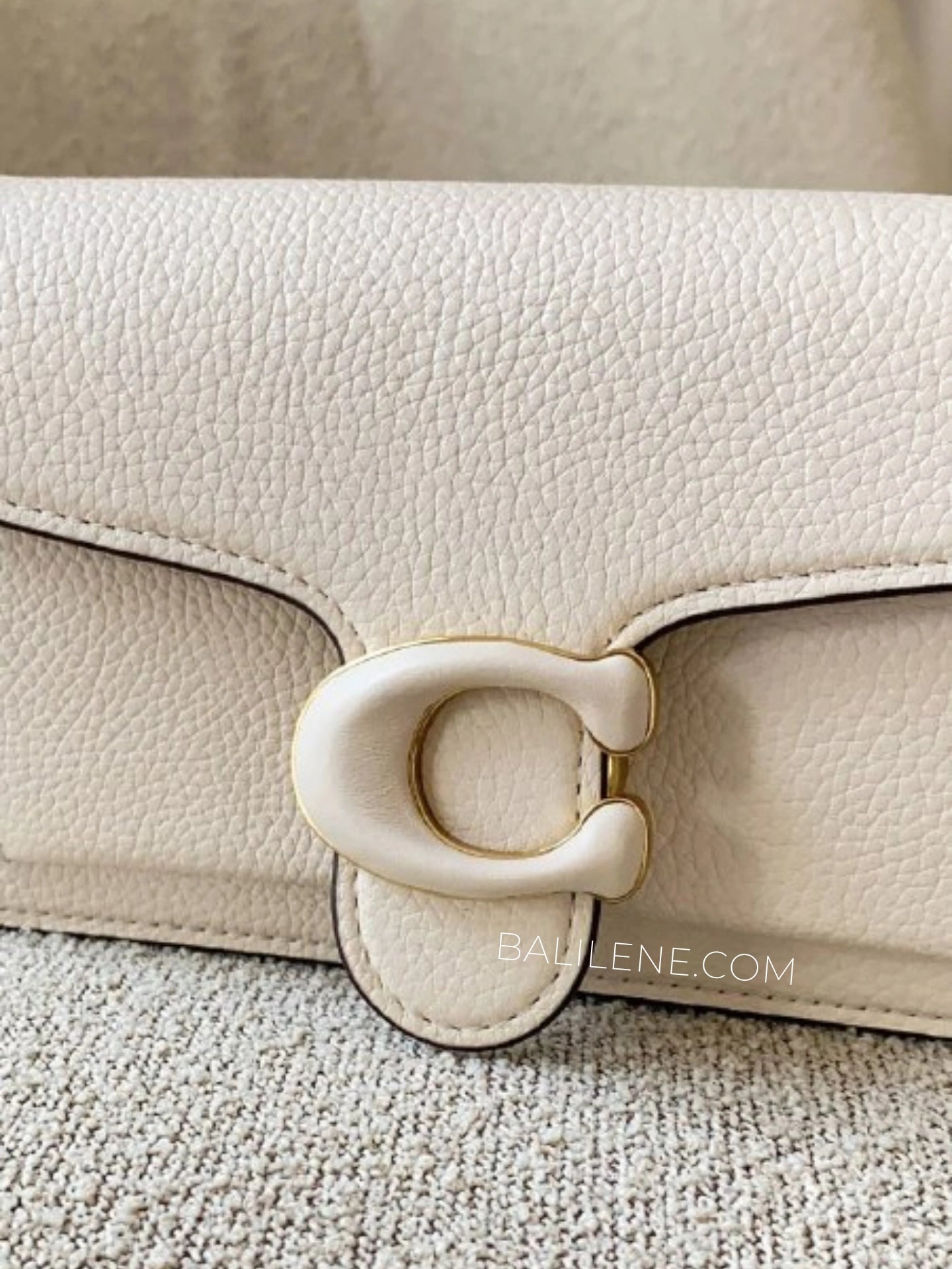 detail-depan-Coach-Tabby-Crossbody-Wristlet-Chalk-balilene